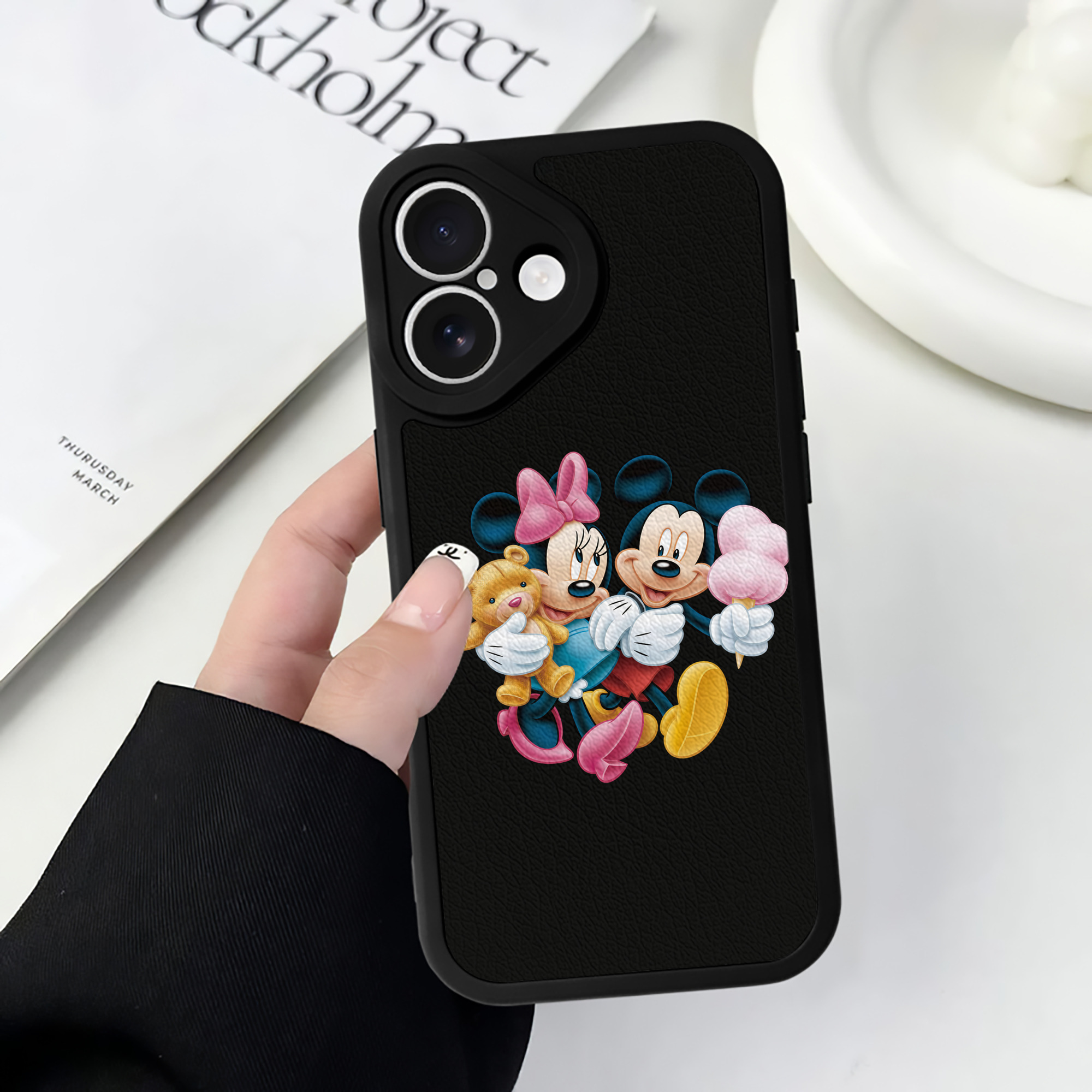 （画像用） ミッキーマウス Mickey Mouse 【iPhone 16シリーズ対応】シリコンスマホケース（レザー調） 材質：シリコン